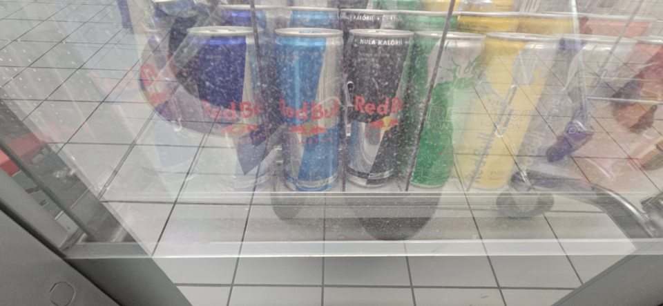 Chladiace zariadenie na nealko nápoje na predajnej ploche - nevyhovujúca hygiena.