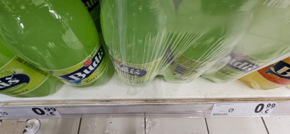 Znečistené regále na predajnej ploche.