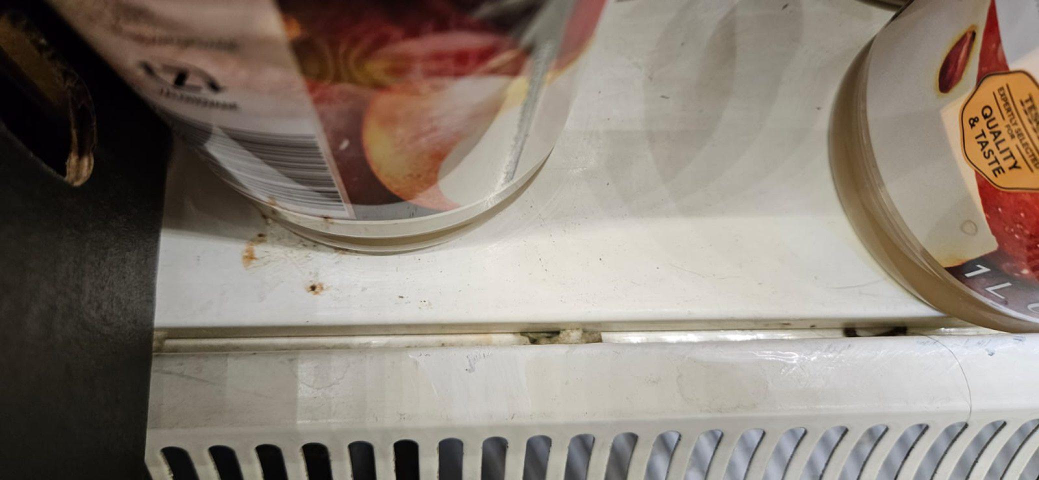 Znečistenie chladiarenských zariadení na predajnej ploche.