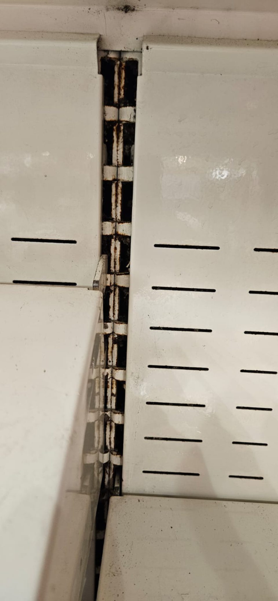 Znečistenie chladiarenských zariadení na predajnej ploche.