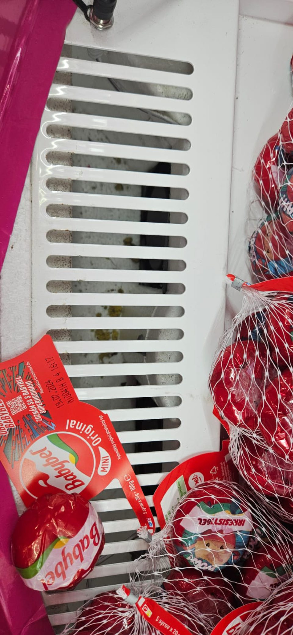 Znečistenie chladiarenských zariadení na predajnej ploche.