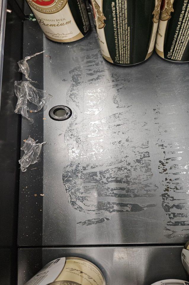 Znečistenie chladiaceho zariadenia, kde sa na trh uvádzali alko nápoje v oblasti ložnej plochy a to vytečeným lepkavým obsahom potravín a obalovým materiálom.