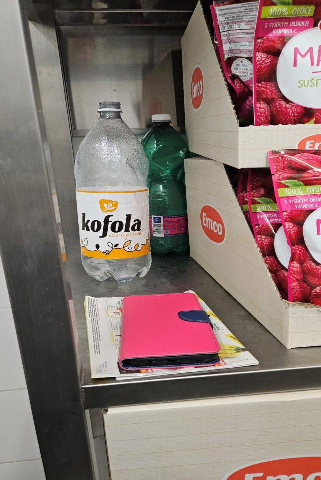Náhodné ,,porozhadzovanie“ vecí v skladovacích priestoroch a zabudovaných chladiacich zariadeniach. Priamo v regáloch medzi potravinami sa nachádzali rôzne časti odevov, papiere, mobily, dezodoranty, spreje, pootvárané fľaše iné.