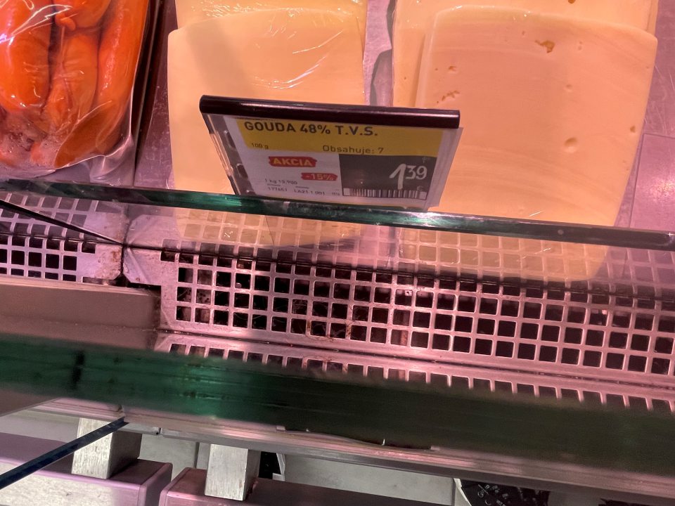 Znečistené mriežky chladiacich zariadení špinou, prachom, masnotou a vlasmi