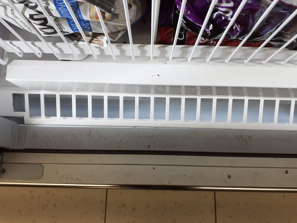 Lišty mraziarenských zariadení na predajnej ploche znečistené, s viditeľnými odtlačkami od topánok.