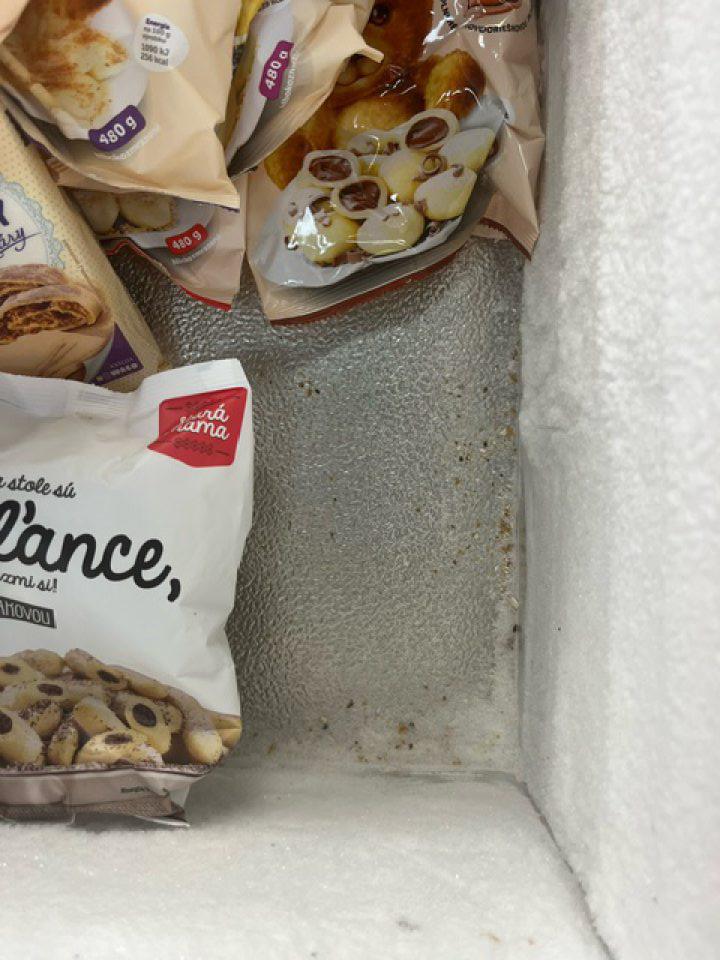  mraziaci box znečistený zvyškami potravín, prachom