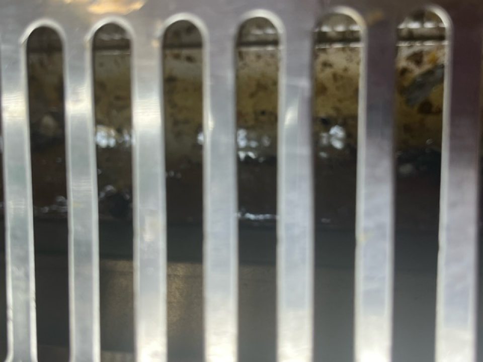 chladiaca vitrína s čerstvým ovocím a zeleninou znečistená zvyškami potravín, škvrnami hnedej farby a vytečenenou vodou 1 cm