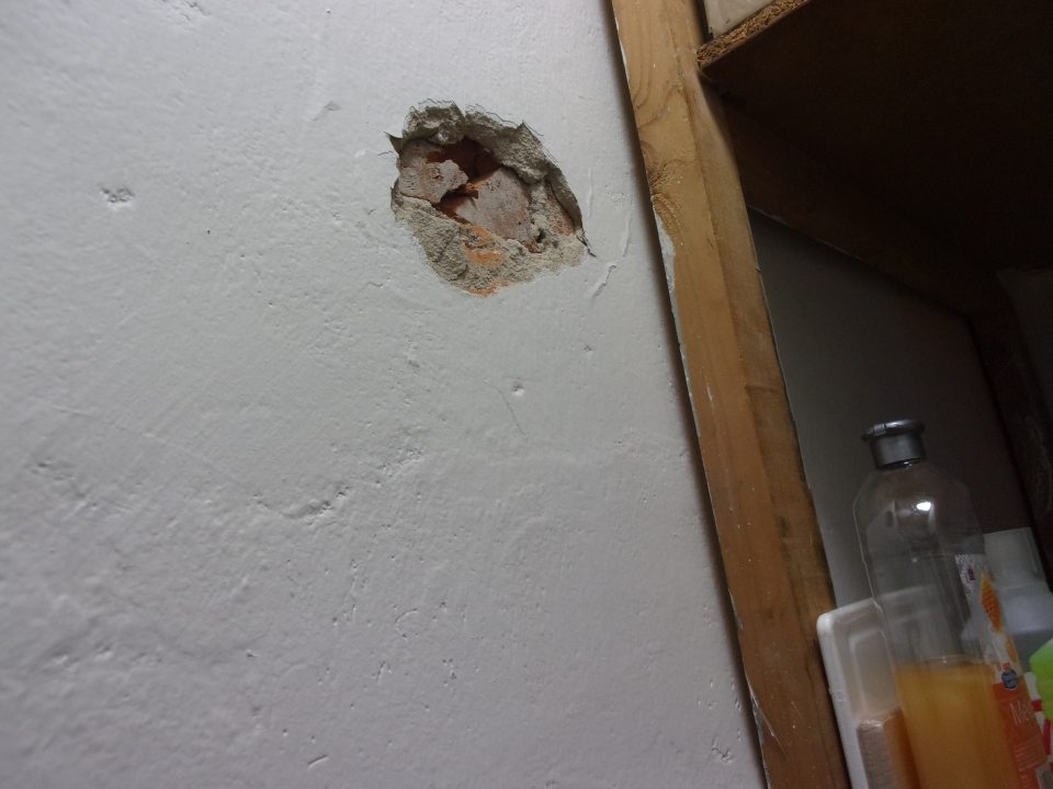 Poškodená stena v sklade čistiacich prostriedkov.