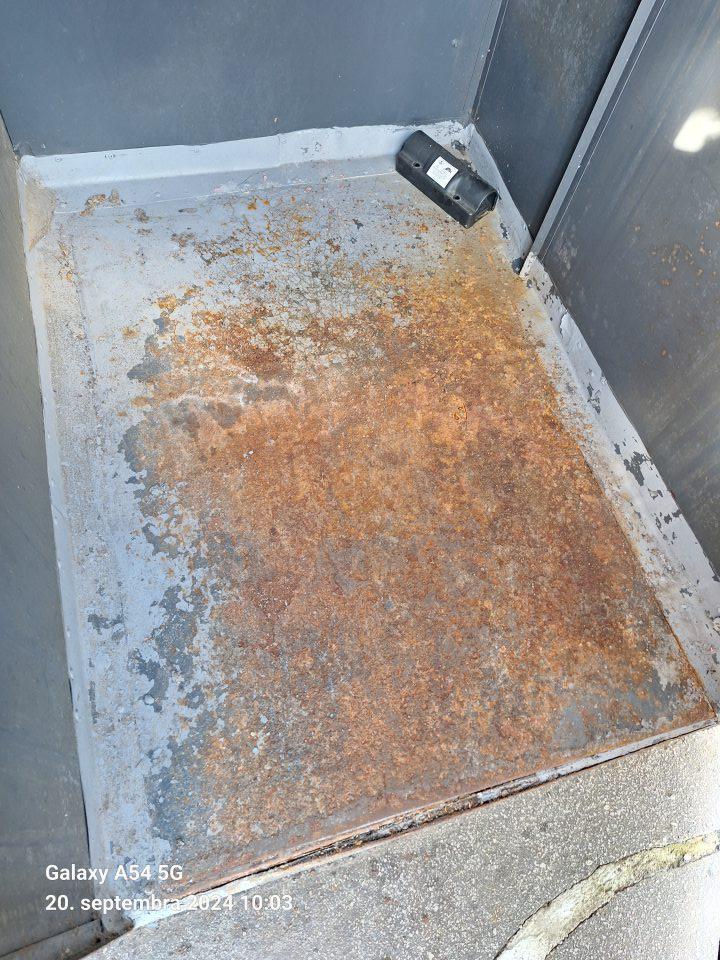 zlý stav údržby podlahy vo vonkajšom sklade, určenom na dočasné uloženie pekárskych výrobkov od príjmu do otvorenia predajne