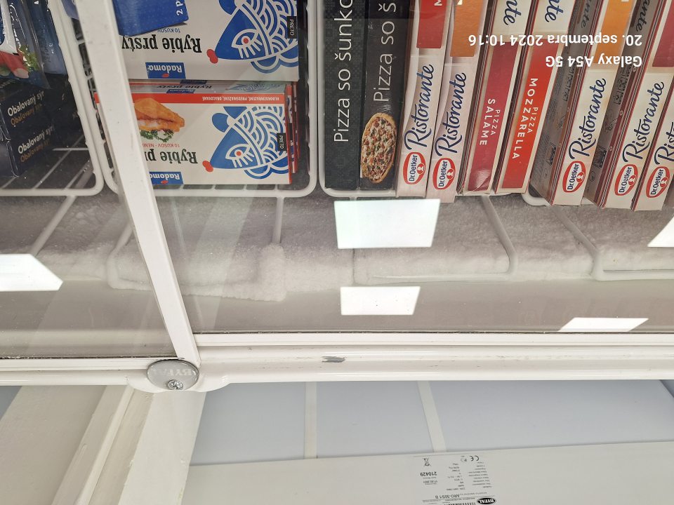 mraziace zariadenia v predajni s výskytom značnej vrstvy námrazy