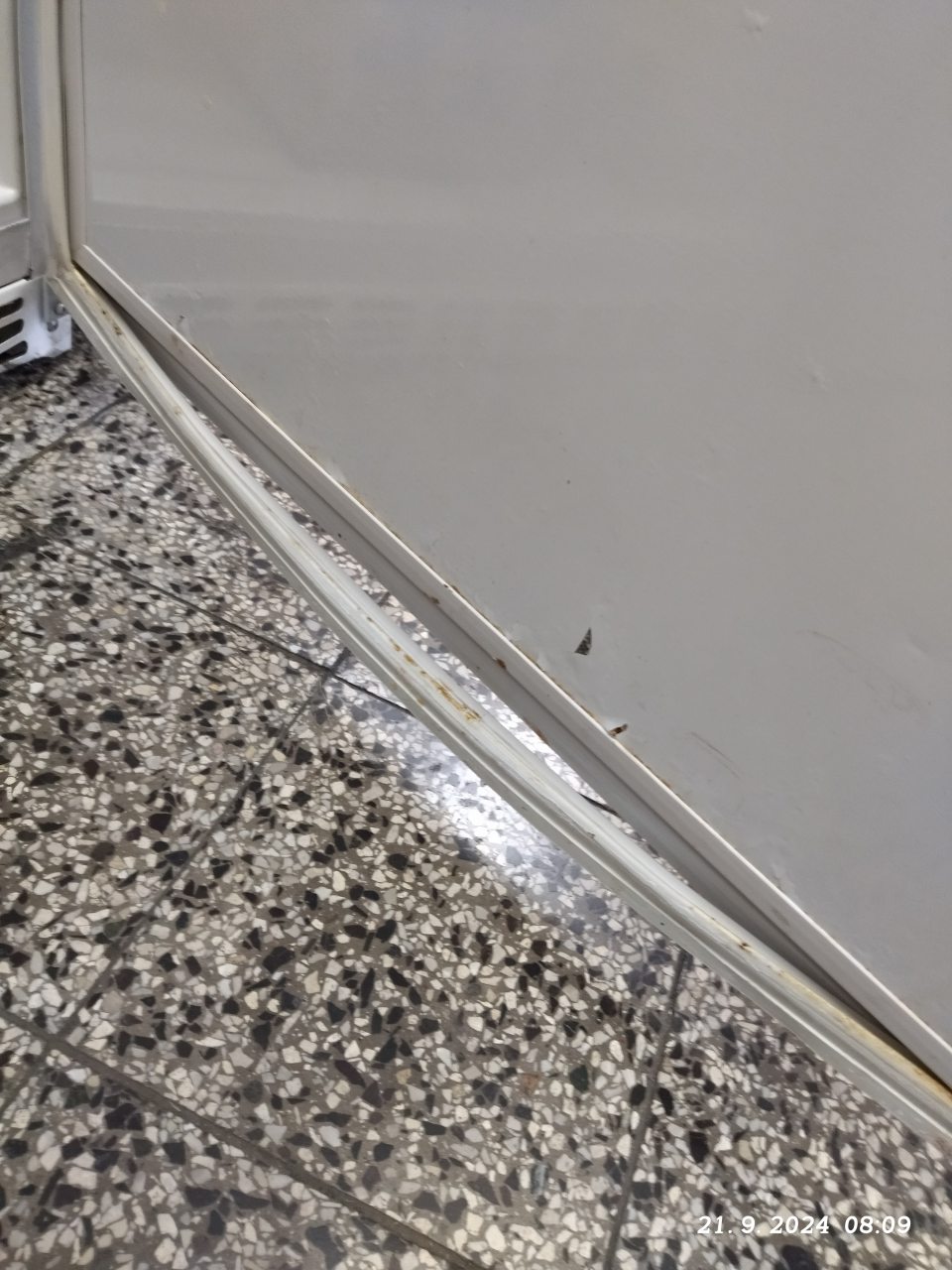 Poškodené tesnenie chladiaceho zariadenia v zázemí.