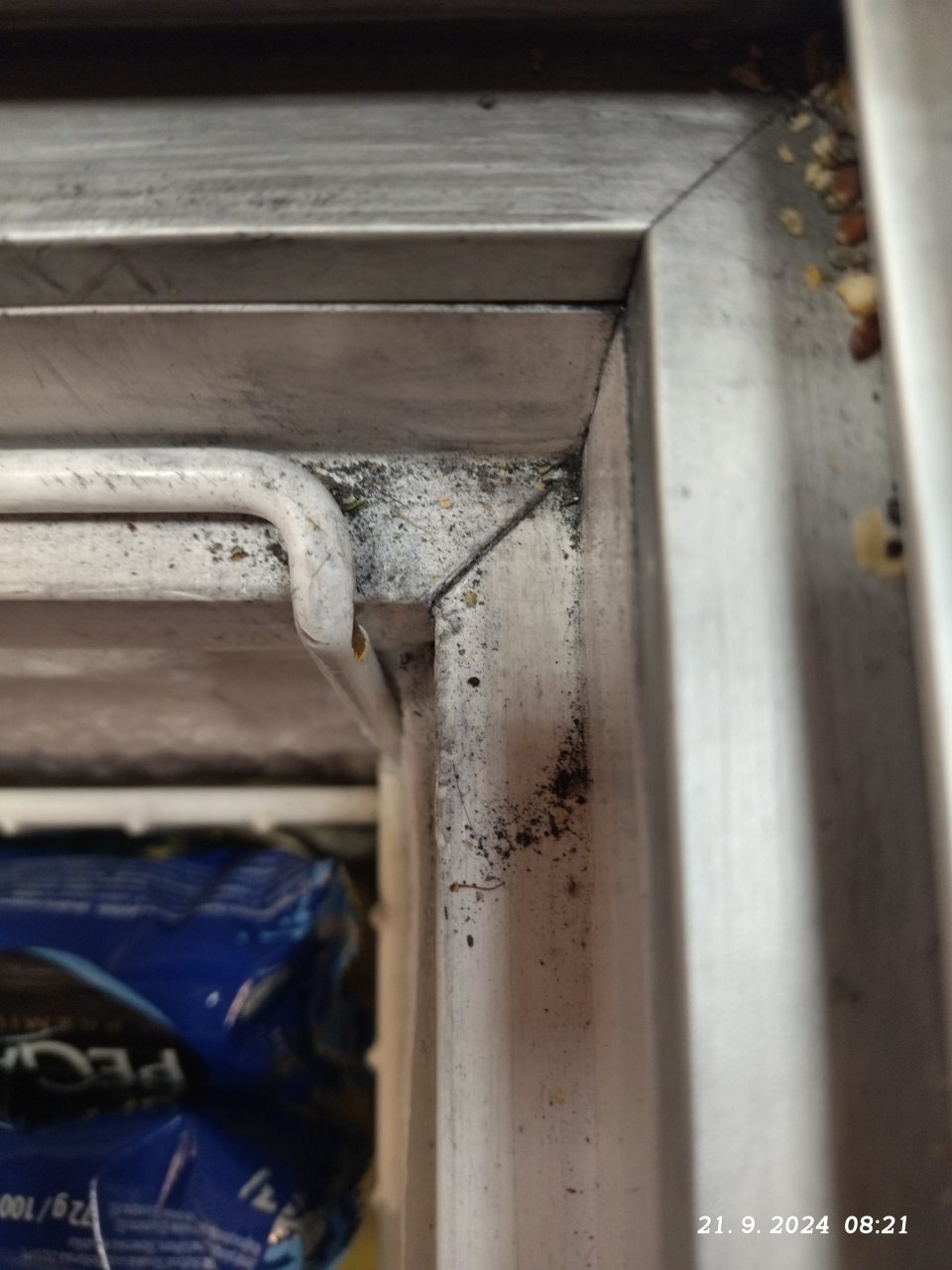 Znečistené mraziace zariadenie na predajni.