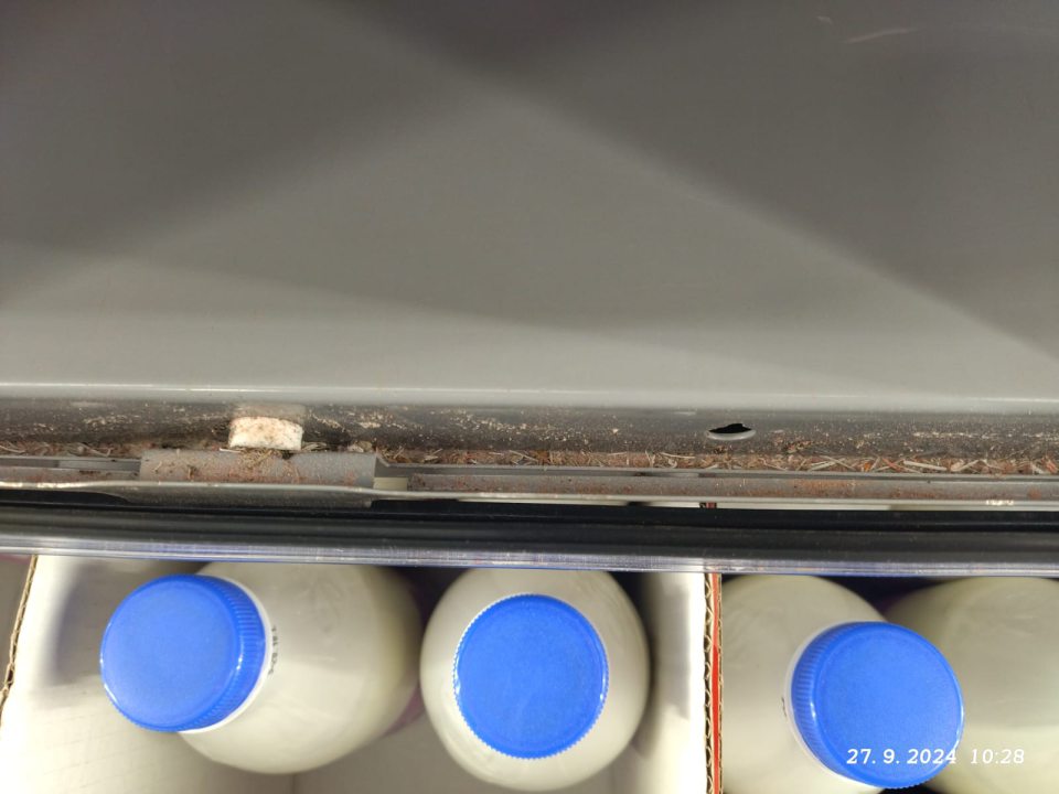 Znečistené chladiace vitríny.