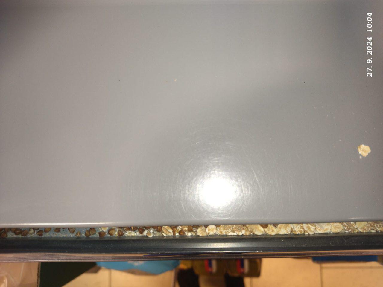 Znečistené police regálov na suché potraviny.