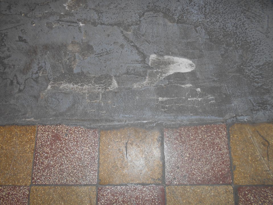 Lokálne narušená súvislosť podlahy.