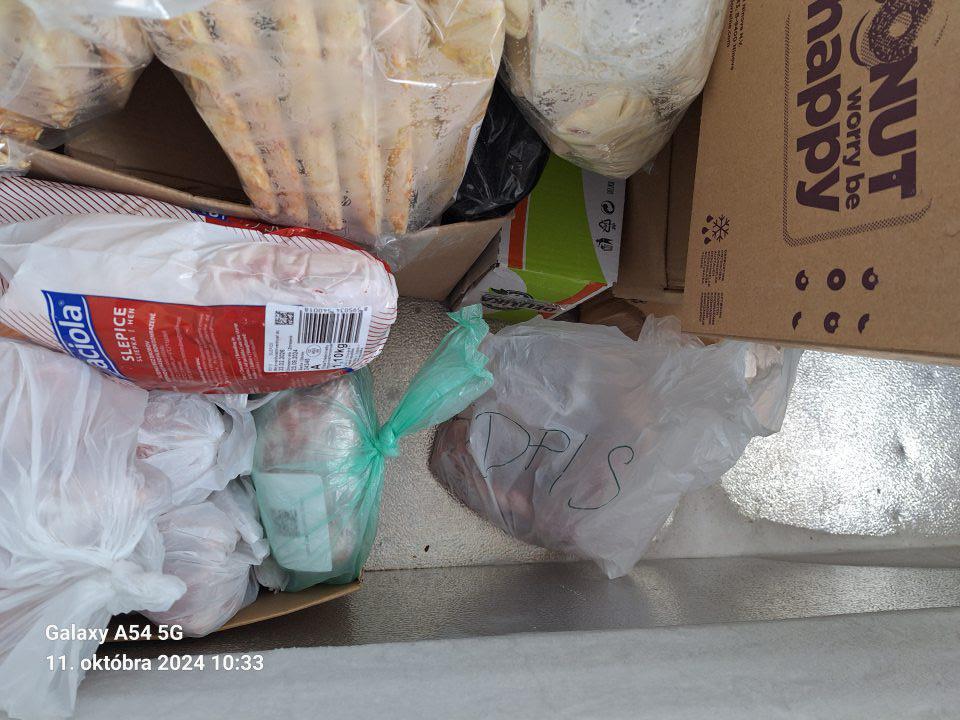 odpisy čerstvého mäsa skladované v mrazenom stave v mraziacom zariadení skladu, určenom na skladovanie mrazených pekárskych výrobkov určených na dopekanie alebo predaj po rozmrazení