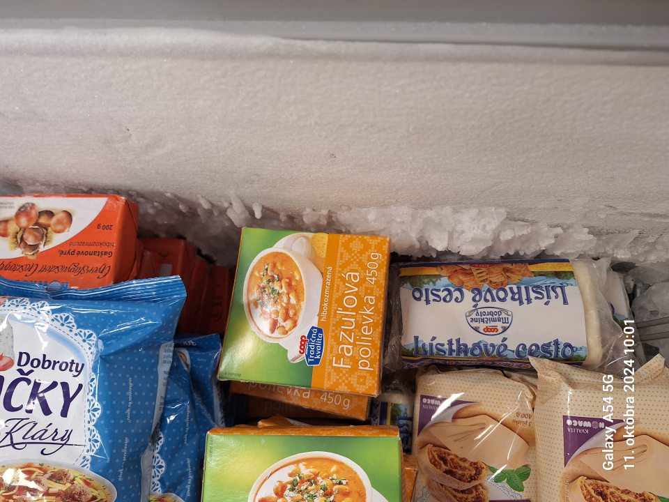 Mraziace zariadenie v predajni prevádzky so značnou vrstvou námrazy