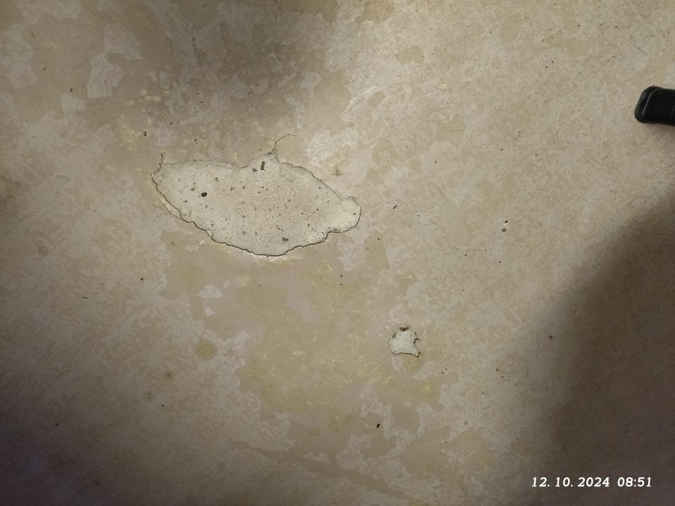 Poškodená podlaha v kancelárií.