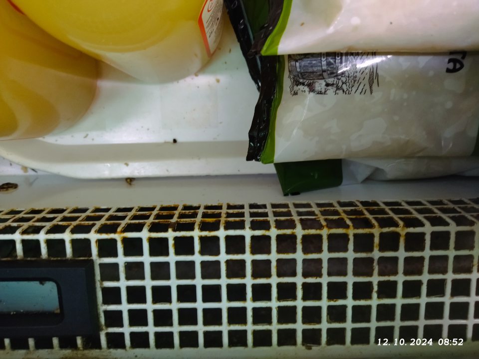 Skorodovaná a znečistená chladiaca vitrína na zeleninu.