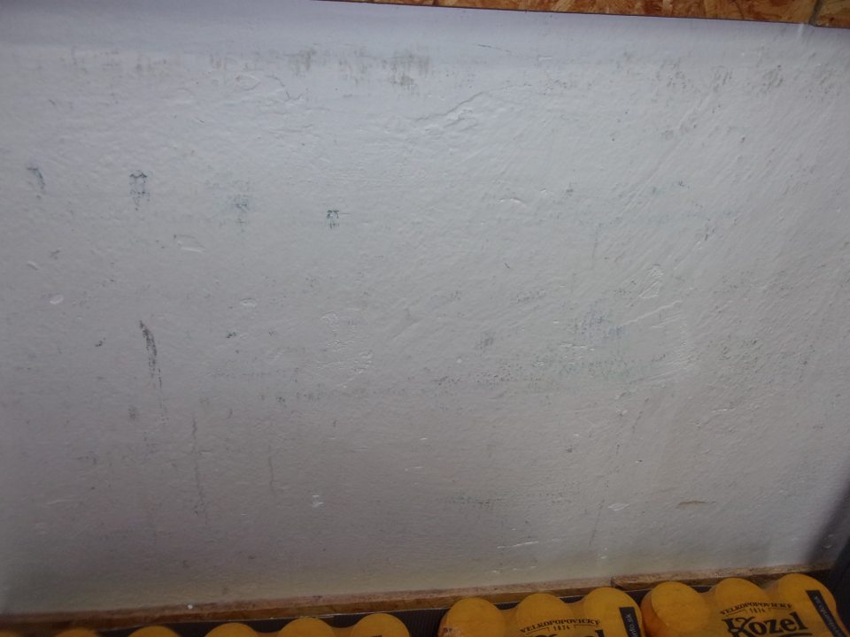 Znečistená stena pri pivách na predajnej ploche.