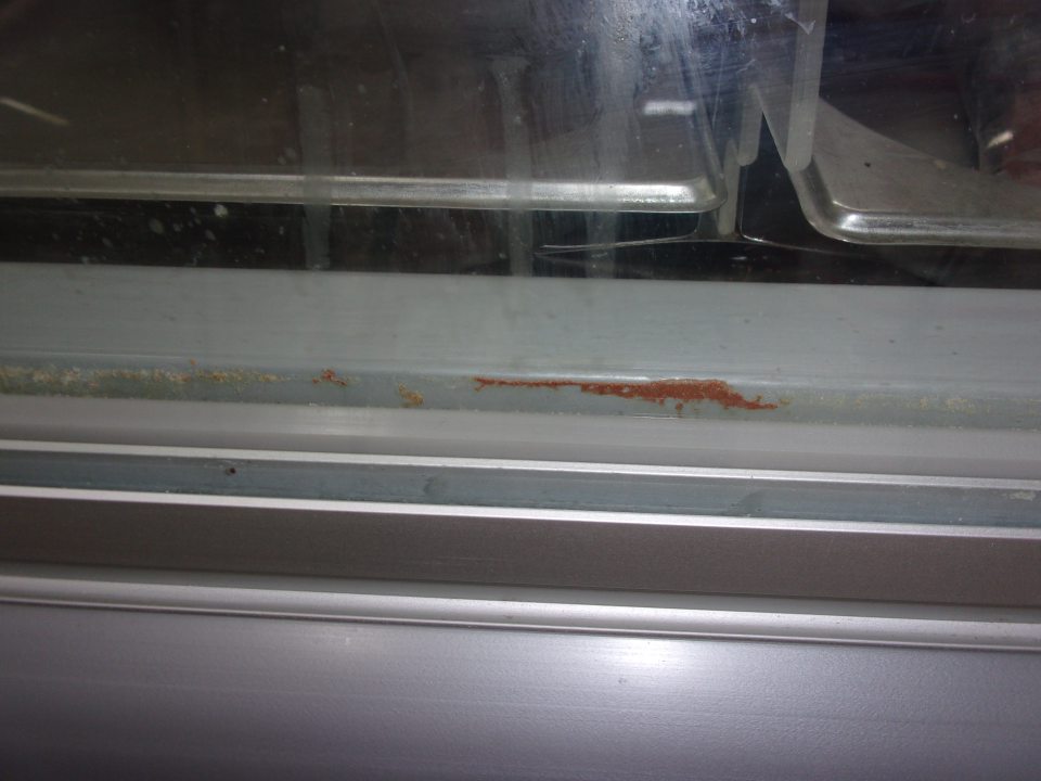 Znečistená vitrína na mäso.