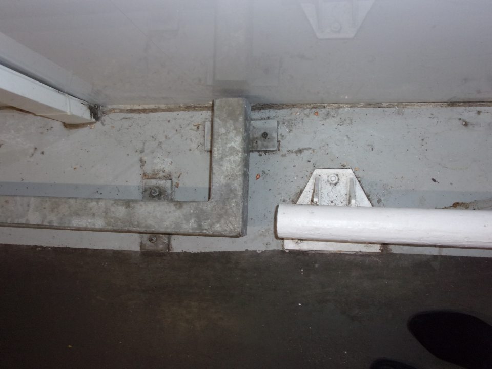 Znečistená podlaha v skladovacích priestoroch.