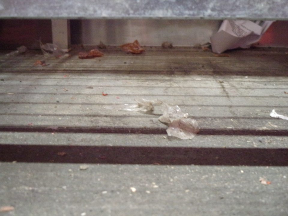 Znečistená podlaha v chladiacich boxoch v sklade.