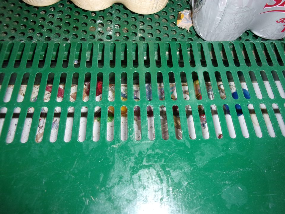 Znečistená vitrína na predaj pív.