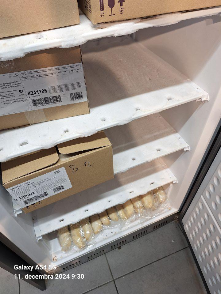 značná vrstva námrazy v mraziacom zariadení, umiestnenom v dopekacom úseku predajne