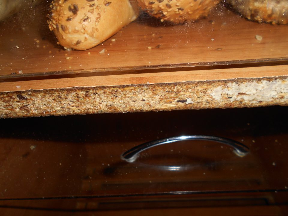 Poškodená povrchová úprava zariadenia na predaj pečiva.