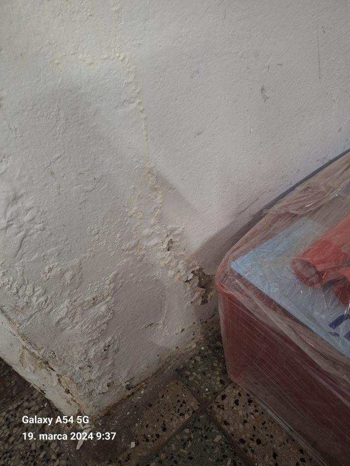 Poškodené steny v sklade prevádzky