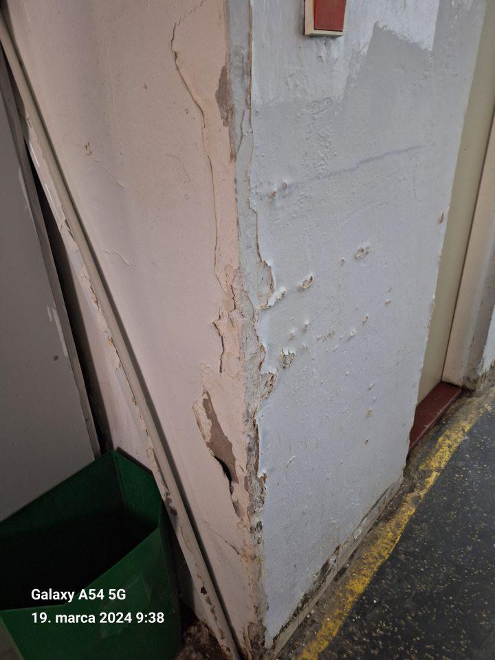 Poškodené steny v manipulačnej chodbe pri príjme potravín