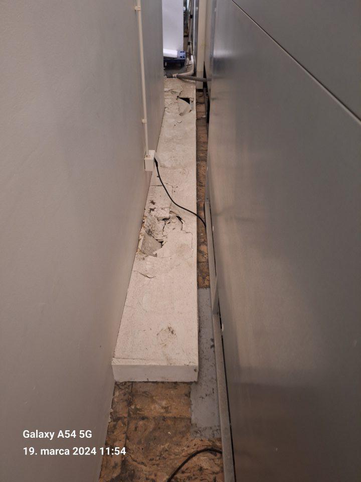 Poškodený kryt kanalizačného vedenia v predajni prevádzky (za chladiacimi vitrínami)