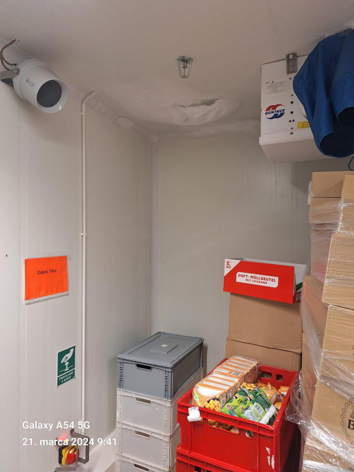 výskyt značnej vrstvy námrazy na strope mraziaceho boxu skladu