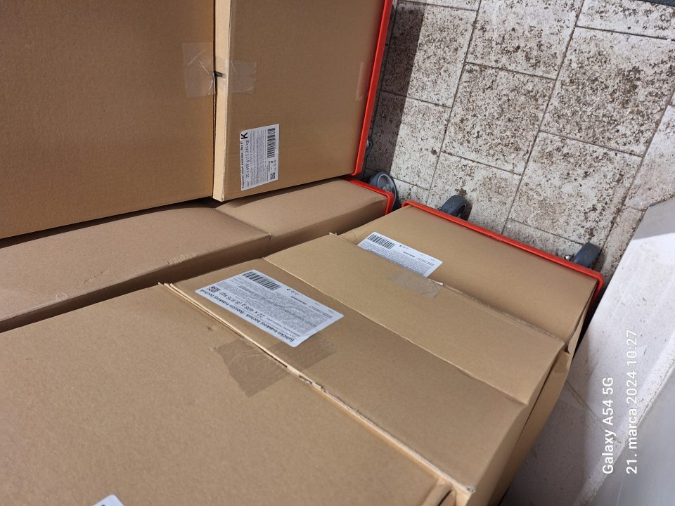 zanedbaná hygien podláh v mraziacich boxoch skladu