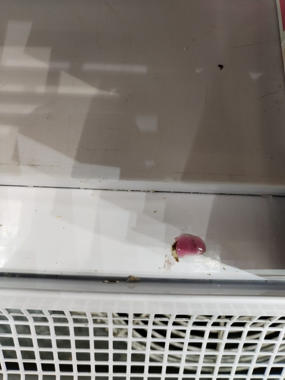 Znečistená polica v mraziacom boxe na uskladnenie zmrazenej zmrzliny.