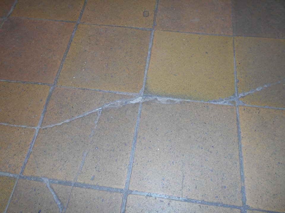 Lokálne narušená súvislosť podlahy na predajnej ploche.