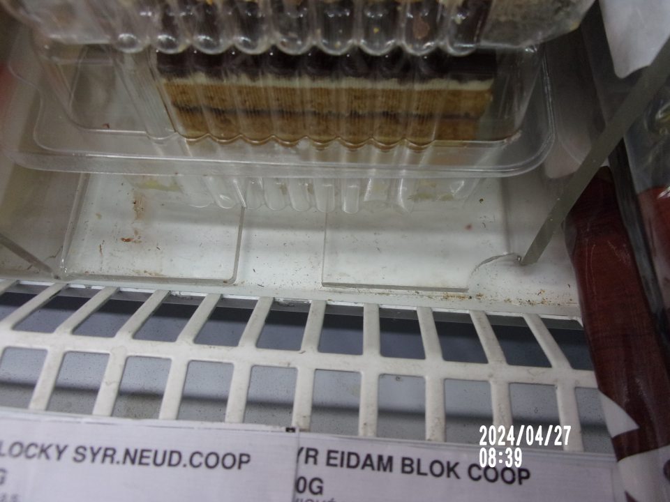 Znečistená chladnička.