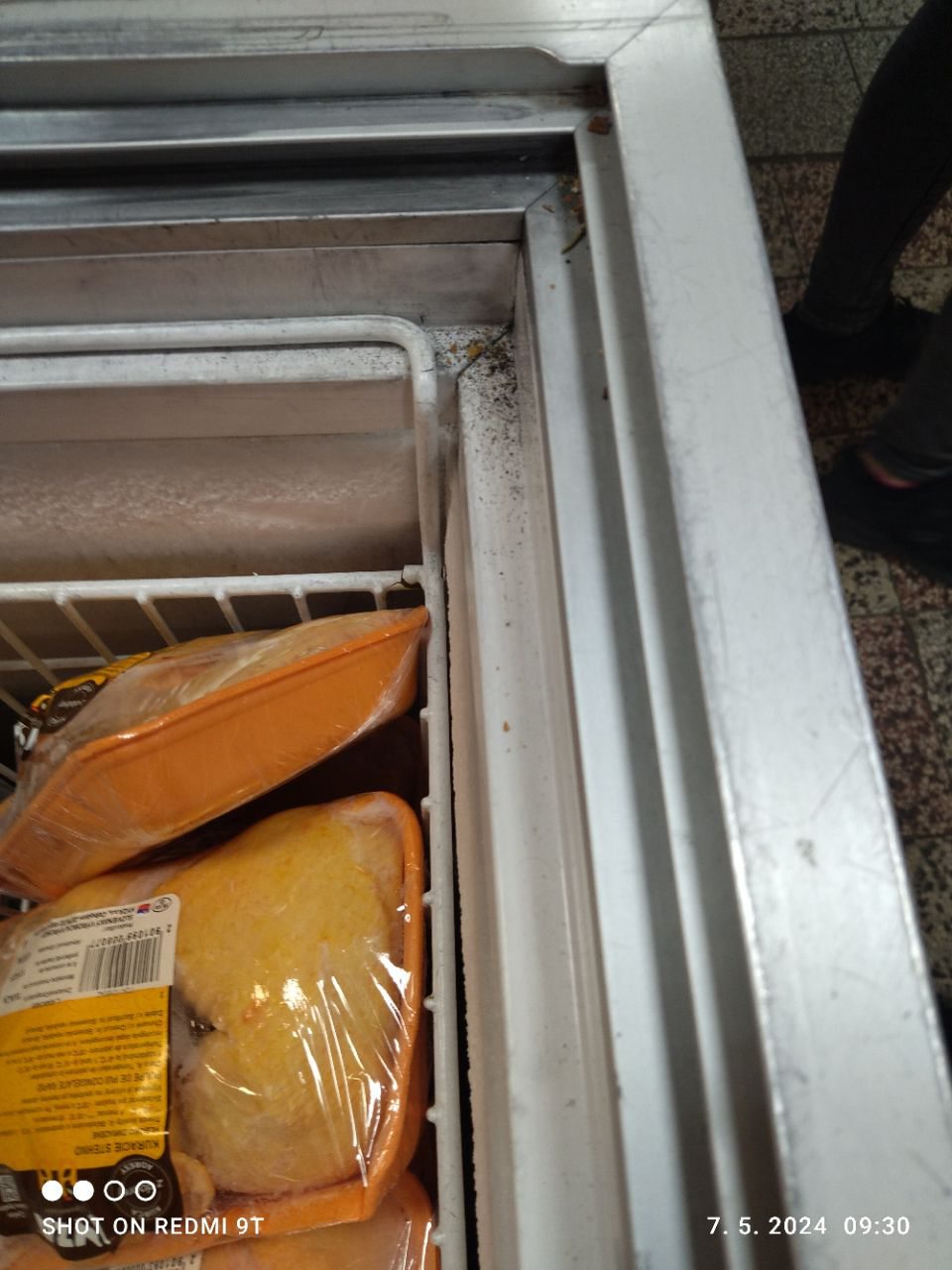 Znečistený mraziaci box.