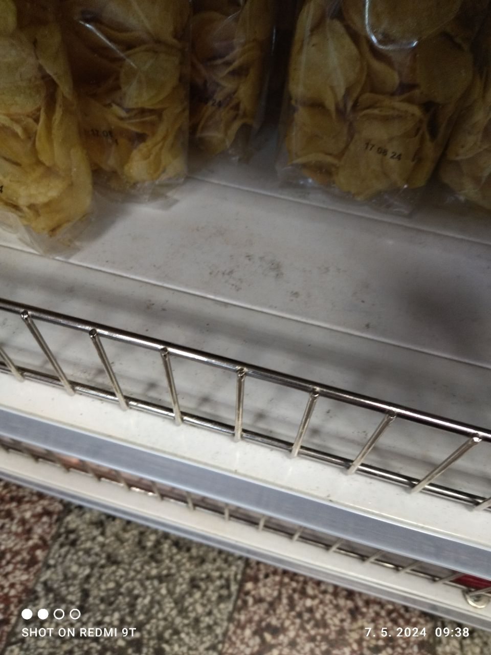 Opotrebované police regálov.