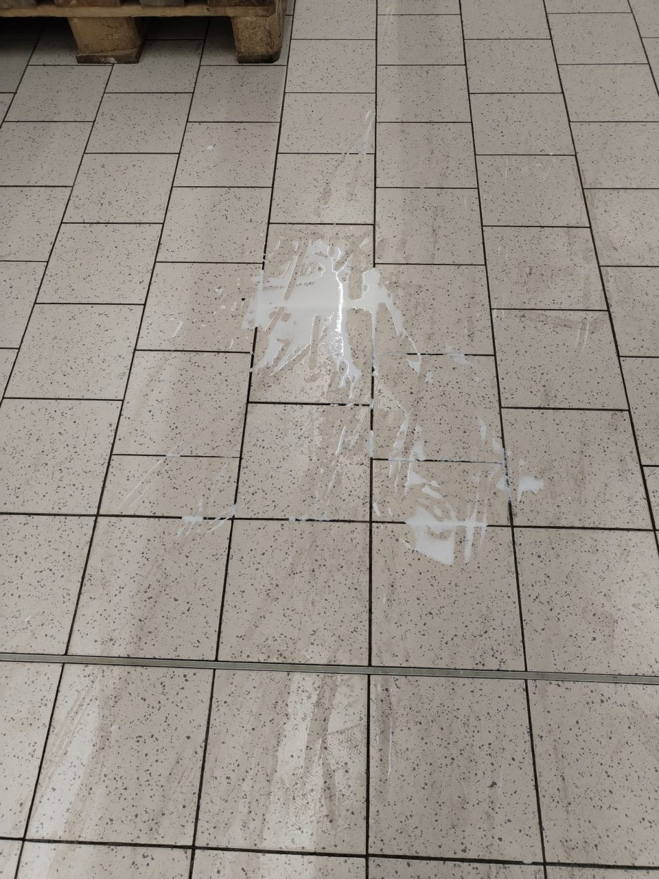 Znečistená podlaha pri mlieku a mliečnych výrobkoch.