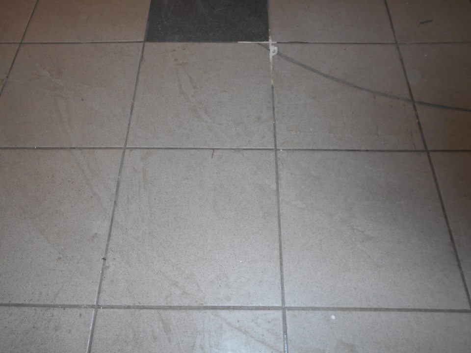 Lokálne znečistená podlaha v sklade pri výťahu.