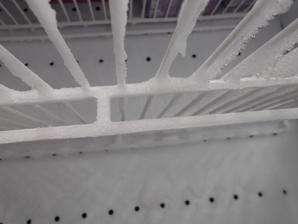 Väčšia vrstva námrazy na mriežkach mraz. zariadenia.