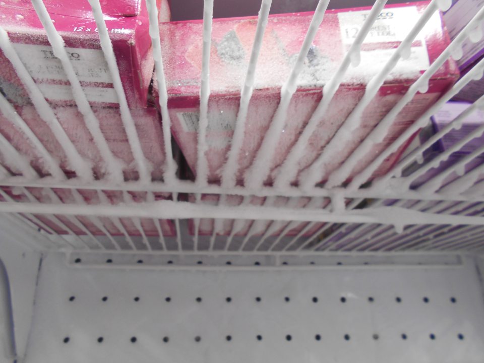 Väčšia vrstva námrazy na mriežkach mraziaceho zariadenia.