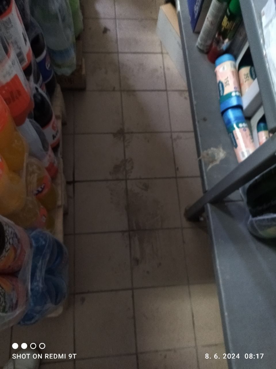 Znečistená podlaha v sklade.