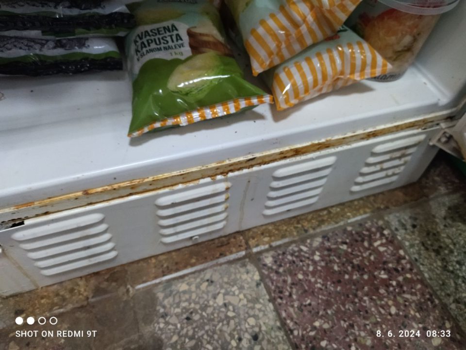 Hrdzavá chladnička.