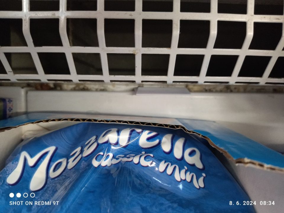 Znečistená chladnička.