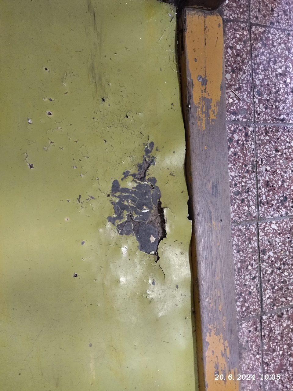 Poškodená podlaha.