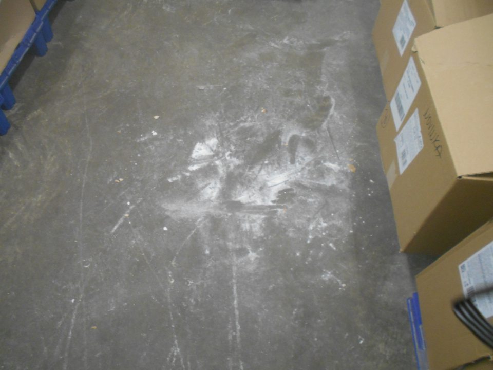 Mechanické nečistoty na podlahe mraziaceho boxu DOPEK.