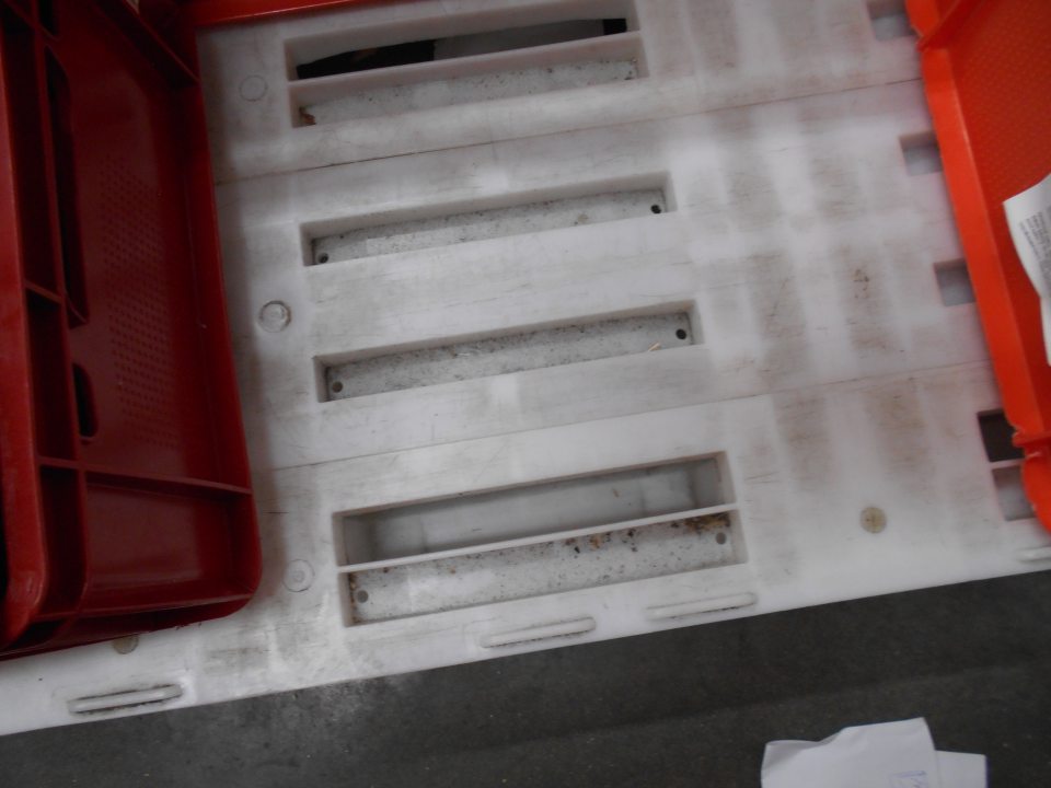 Znečistené palety v chladiacom boxe.